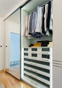 choosing_extras_hoek_modular_homes_mirrored_wardrobe.jpg